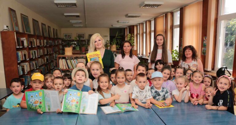 Деца от ДГ „ Звънче“ посрещнаха популярна детска книжка в  НЧ „ Добри Войников“