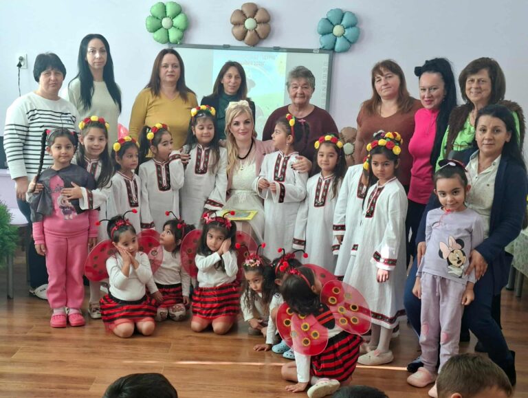  В националния Ден на четенето „Баба Мравка и лечебните билки“ от Галена Върбева зарадва малките читатели на ДГ „Щурче“ с. Гроздьово